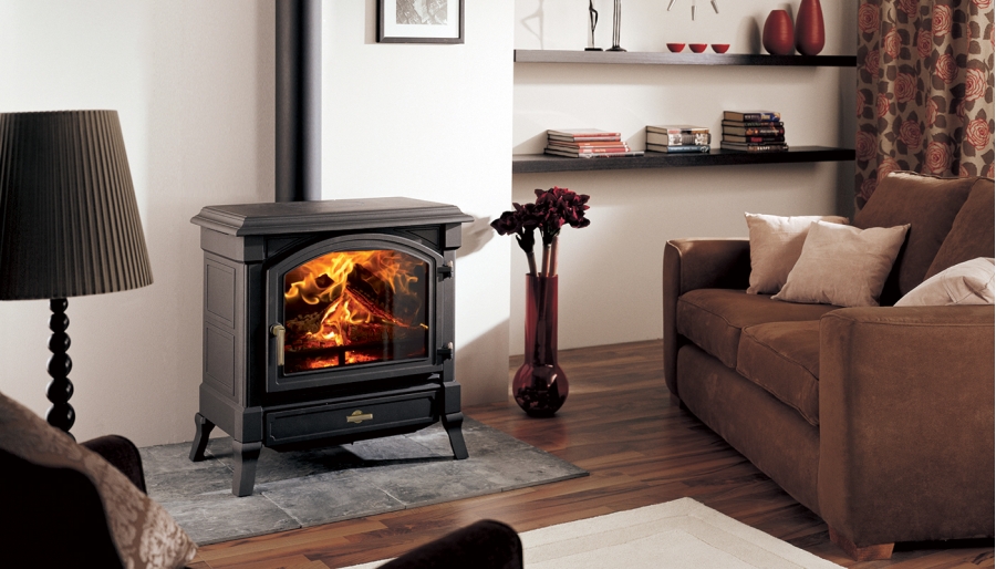Liatinov&eacute; krbov&eacute; kachle značky nestor martin seria harmony v obyvacej izbe.