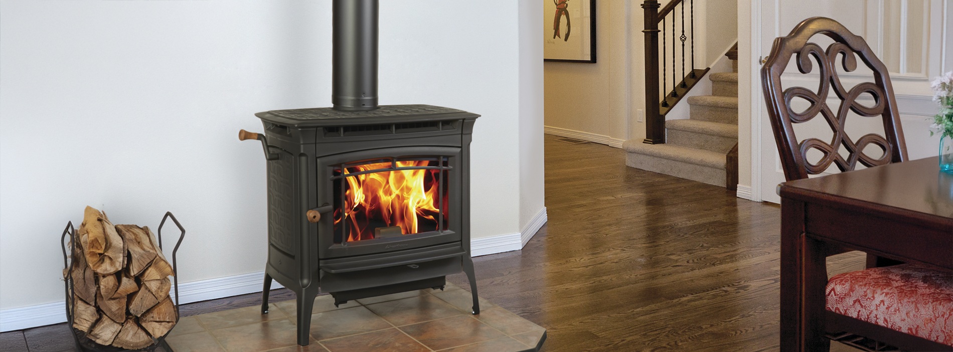 Liatinov&eacute; kachle MANCHESTER od HERG&Oacute;M &ndash; robustn&eacute; telo, mastenec, bočn&eacute; prikladanie polien